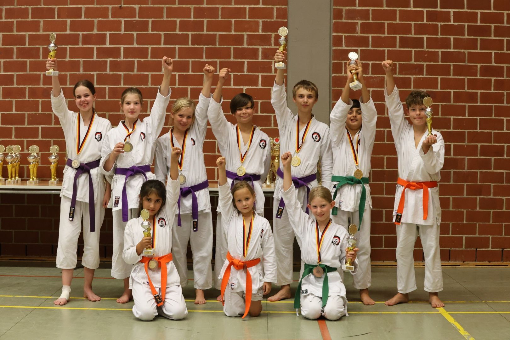 Das erfolgreiche Team des Kyotokan zeigt stolz die auf der Norddeutschen Meisterschaft 2023 erkämpften Trophäen